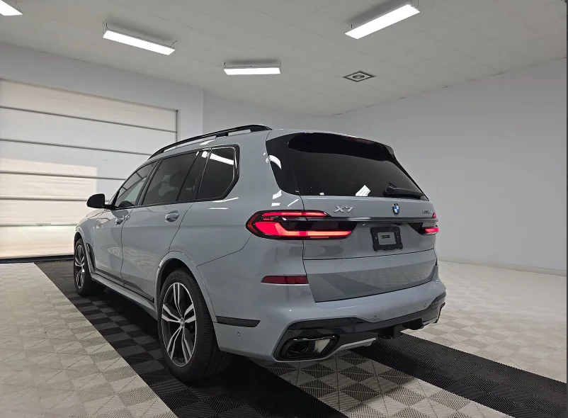 Used 2024 Gray BMW xDrive40i image 7