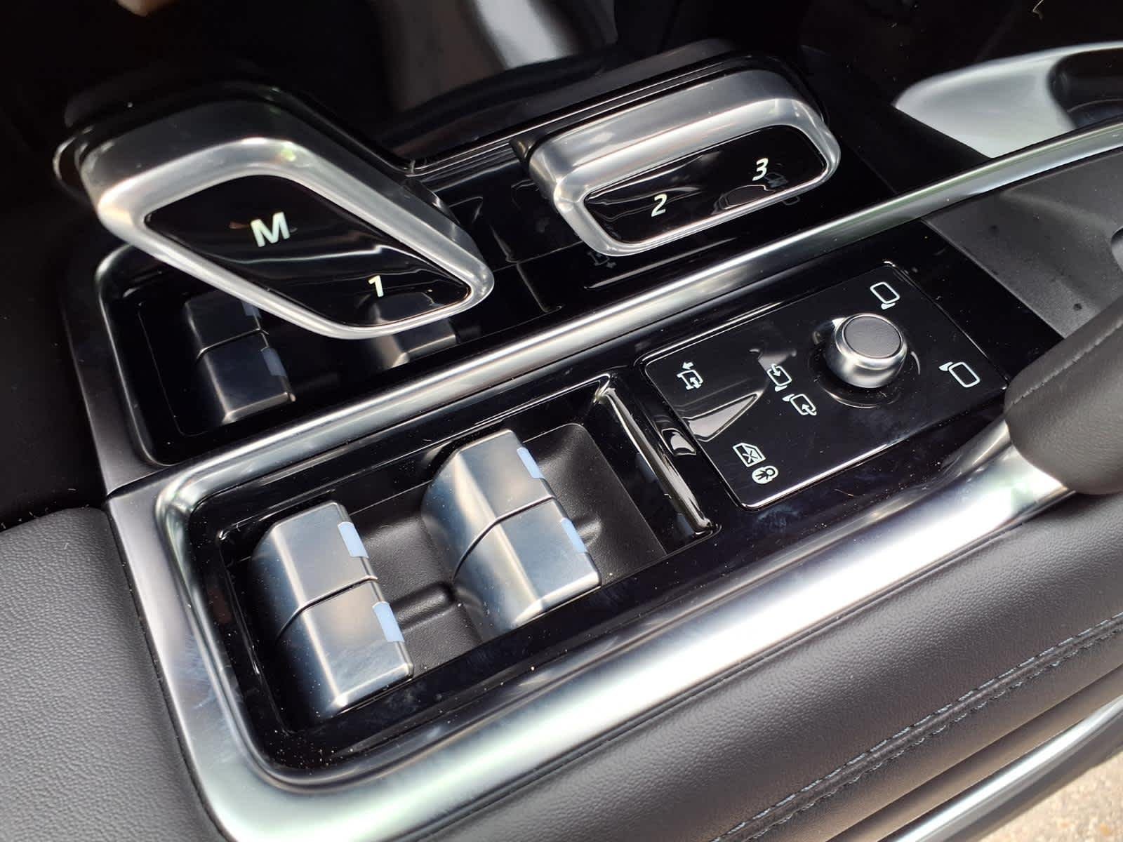 New 2026 Eiger Grey Land Rover SE image 11