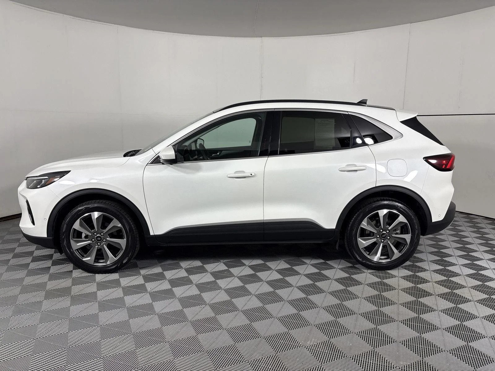 Used 2023 Star White Metallic Tri-Coat Ford Platinum image 15