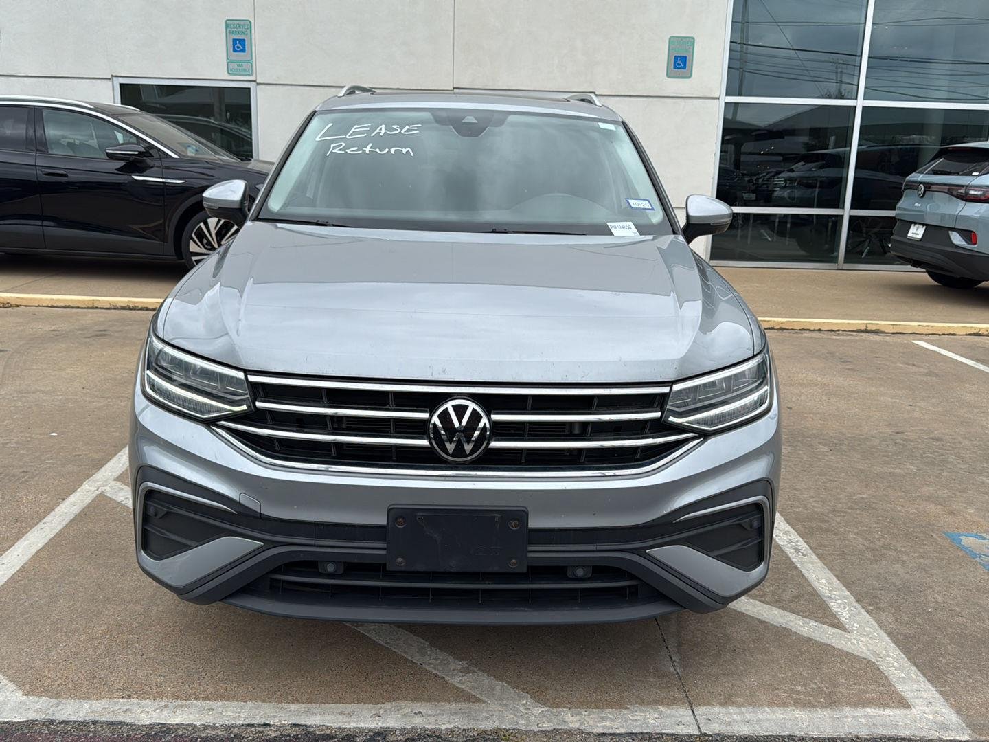 Certified Used 2023 Pyrite Silver Metallic Volkswagen SE image 2
