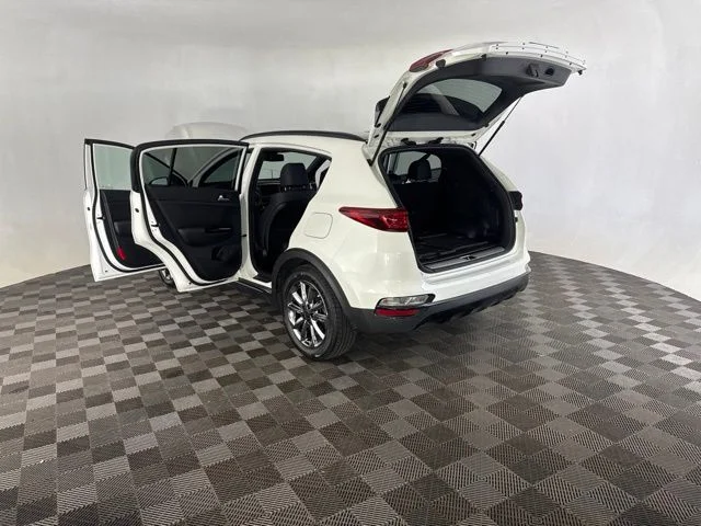 Used 2022 White Kia Nightfall image 18