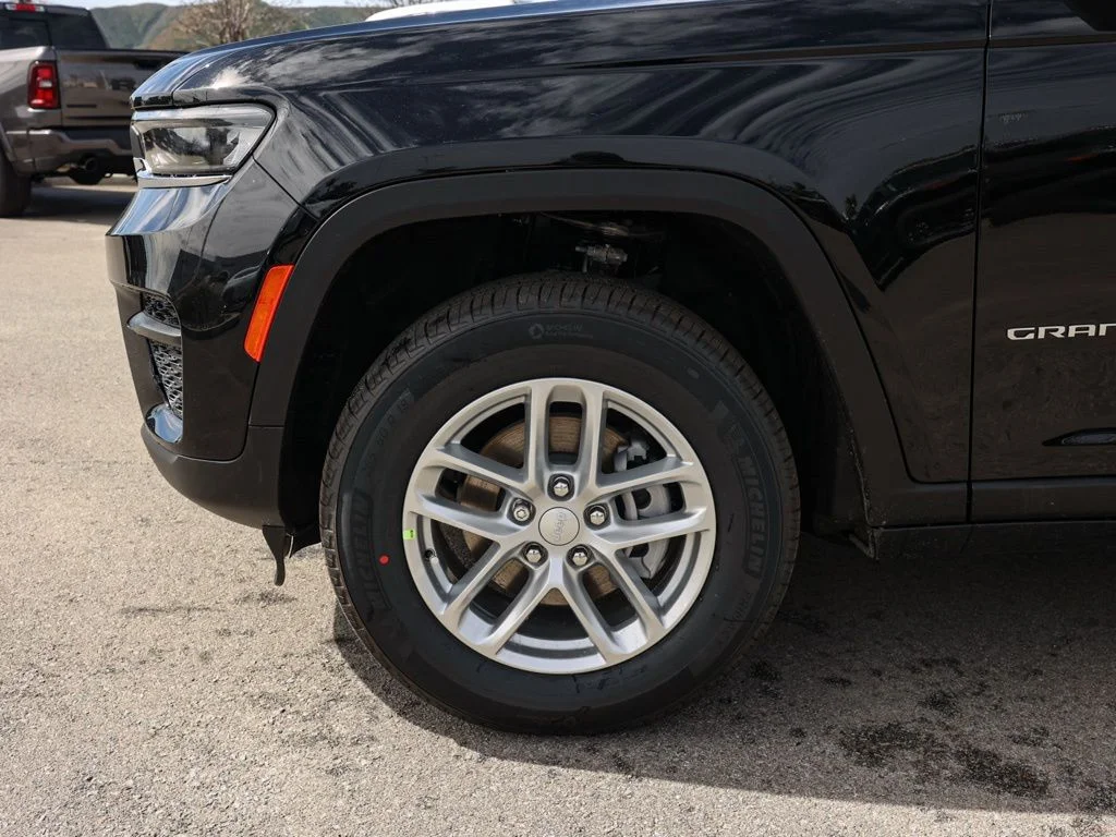 New 2026 Diamond Black Crystal Pearl-Coat Exterior Paint Jeep Laredo X image 10