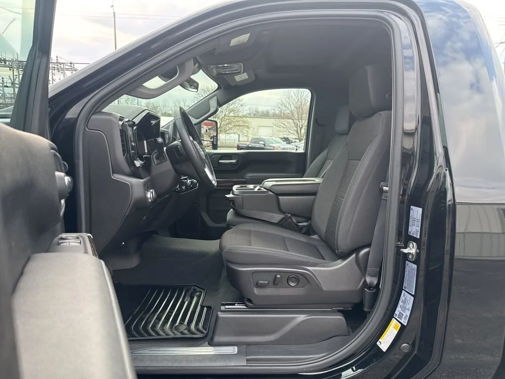 Used 2025 Onyx Black GMC SLE image 17