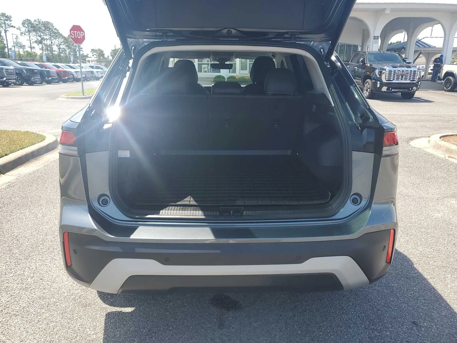 Used 2025 Gray Volkswagen SE image 5