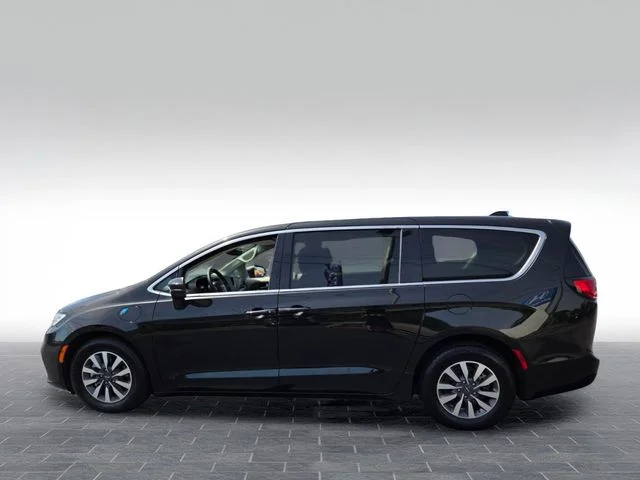Used 2023 Black Chrysler Touring L image 4