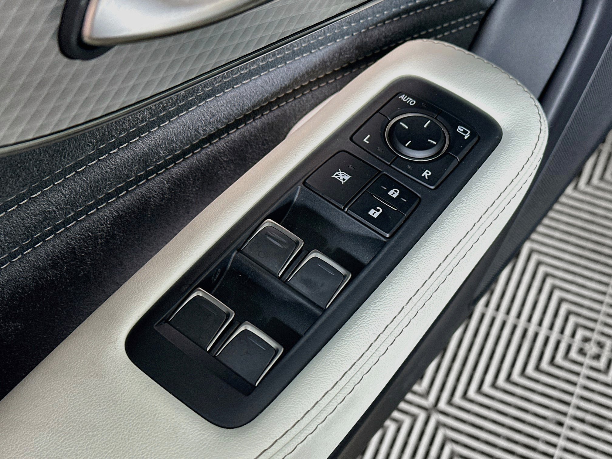 Certified Used 2025 CAVIAR Lexus 500 F SPORT image 17