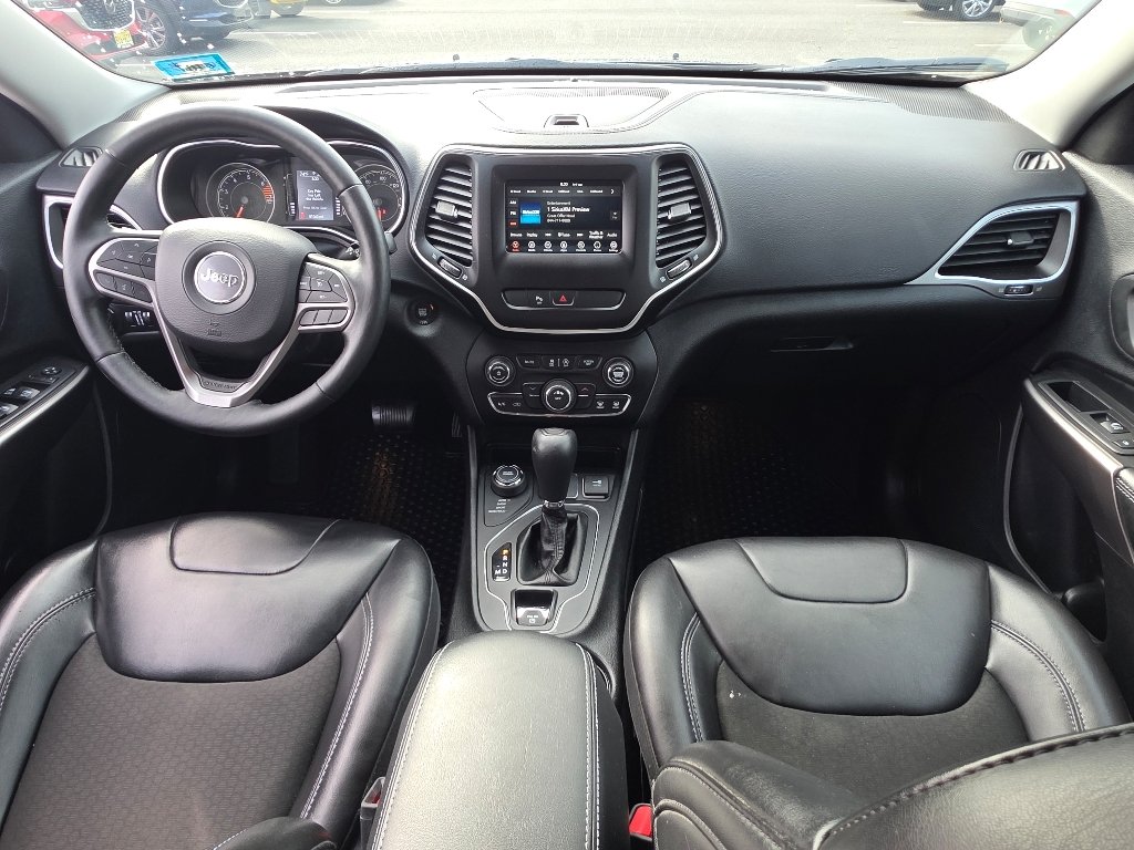 Used 2019 Diamond Black Crystal Pearl Coat Jeep Latitude Plus image 2