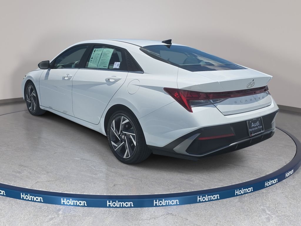 Used 2025 White Hyundai SEL Convenience image 9