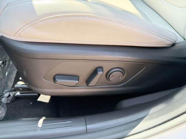 Used 2025 White Hyundai SEL Convenience image 16