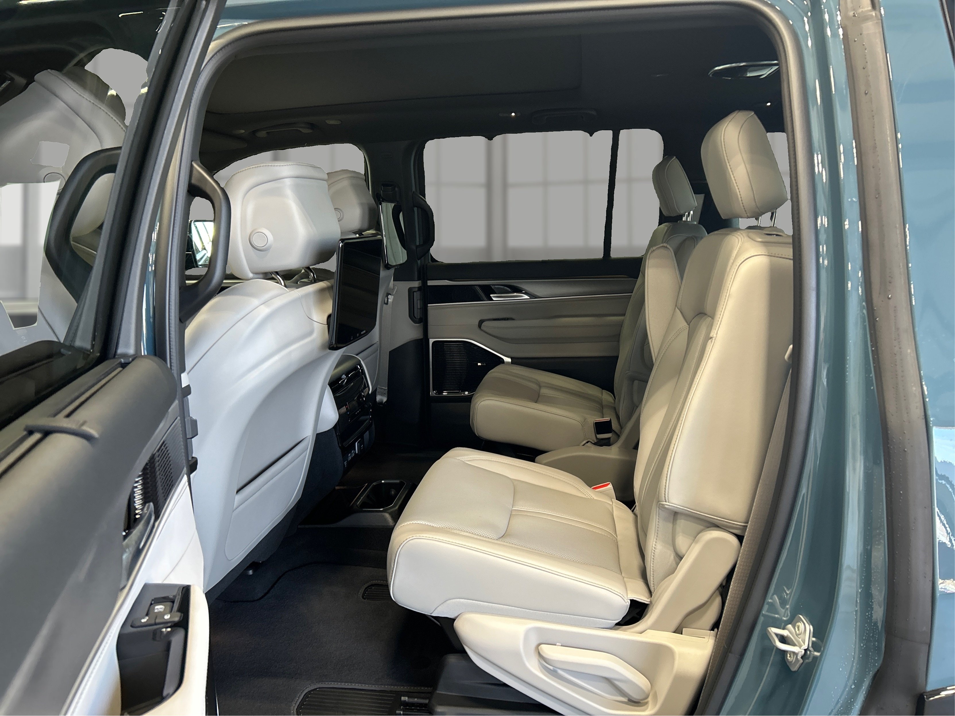 New 2026 Steel Blue Exterior Paint Jeep Limited Reserve image 10