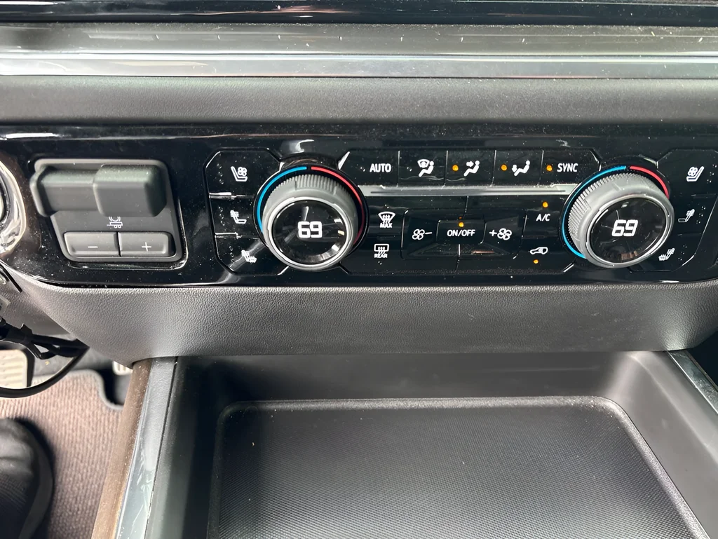 Used 2025 Pearl Chevrolet High Country image 22