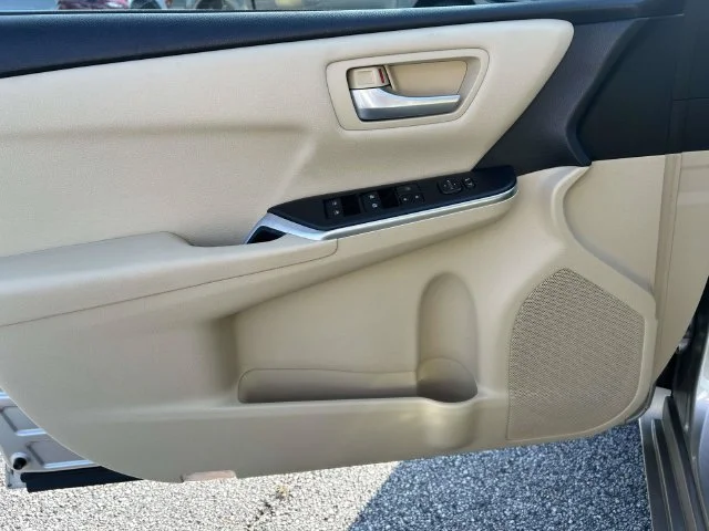 Used 2016  Toyota LE image 16