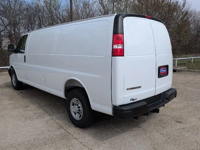 New 2026 Summit White Chevrolet 1WT image 2