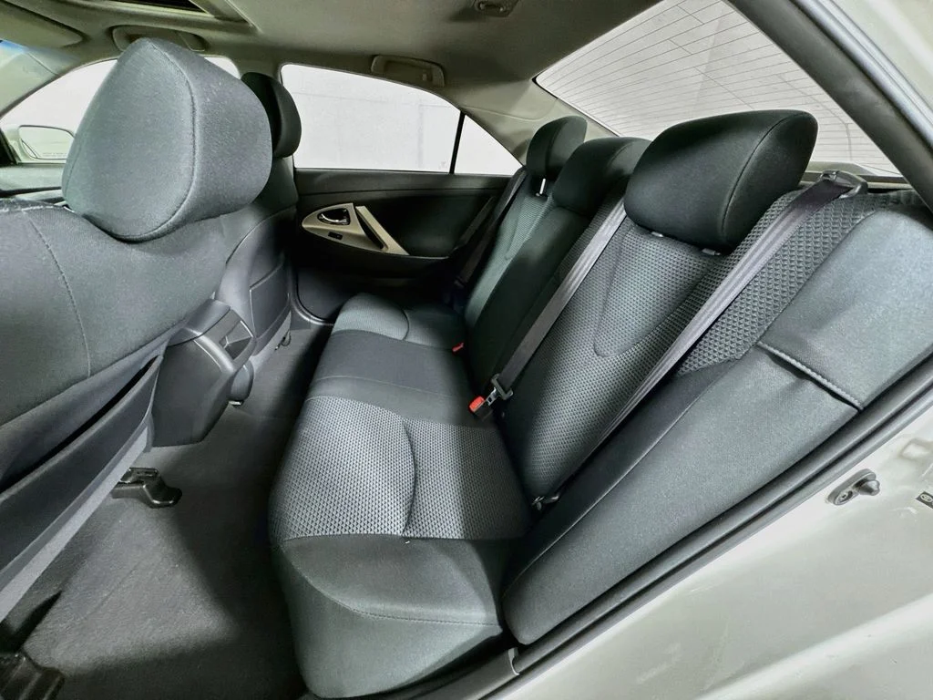 Used 2010 White Toyota LE image 27