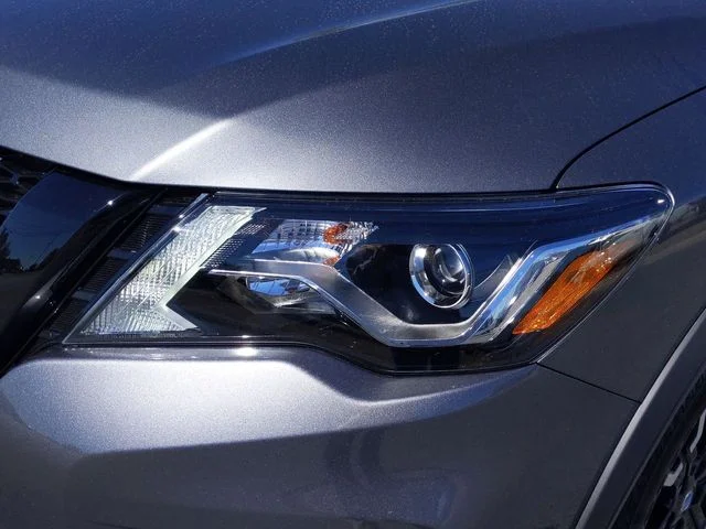 Used 2019 Gray Nissan SV image 9