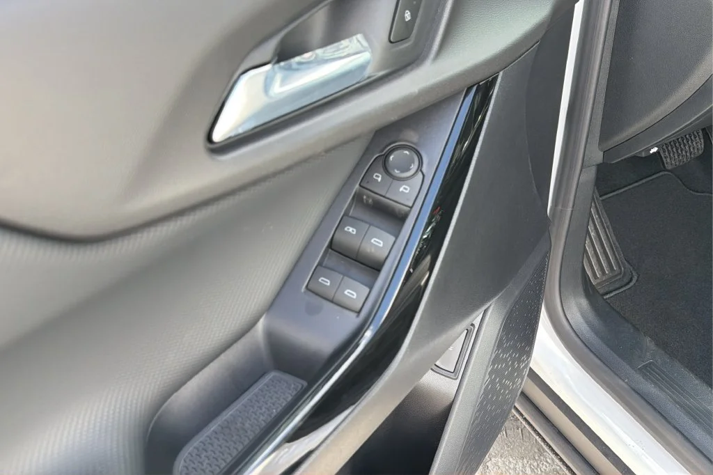 New 2027 Summit White Chevrolet LT image 16