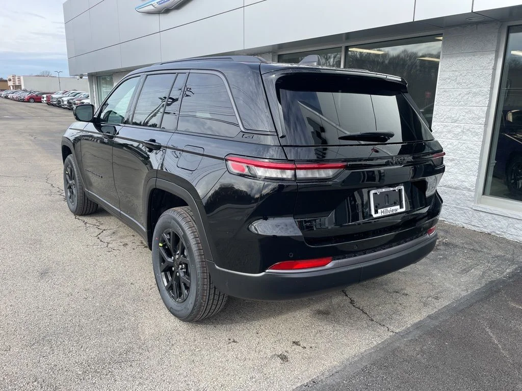 New 2026 Diamond Black Crystal Pearl-Coat Exterior Paint Jeep Altitude image 3
