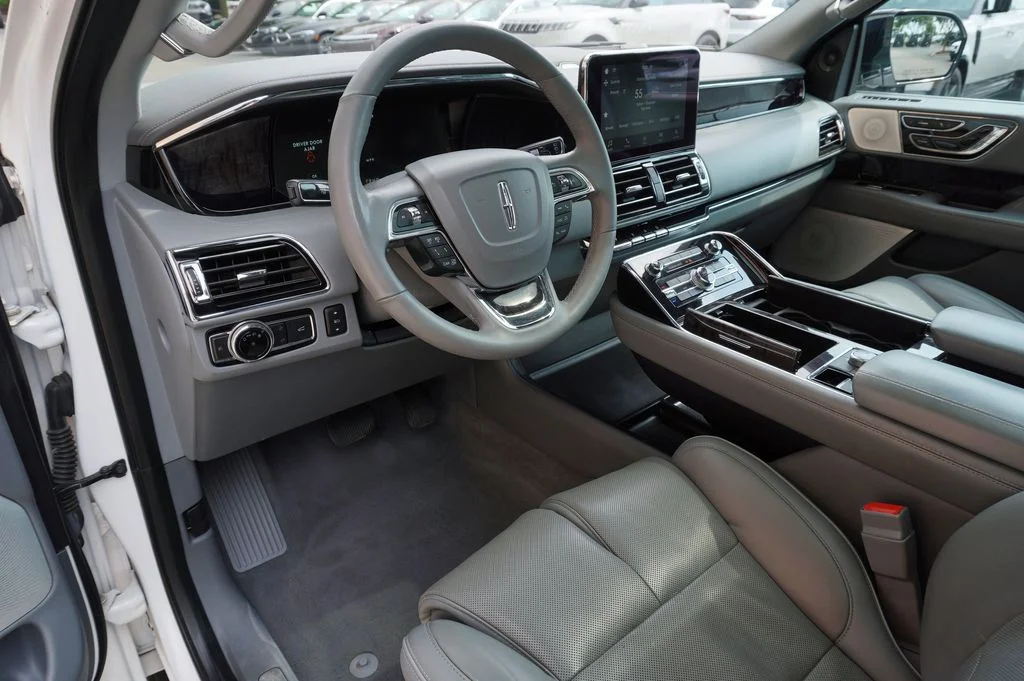 Used 2018 White Lincoln Reserve image 10
