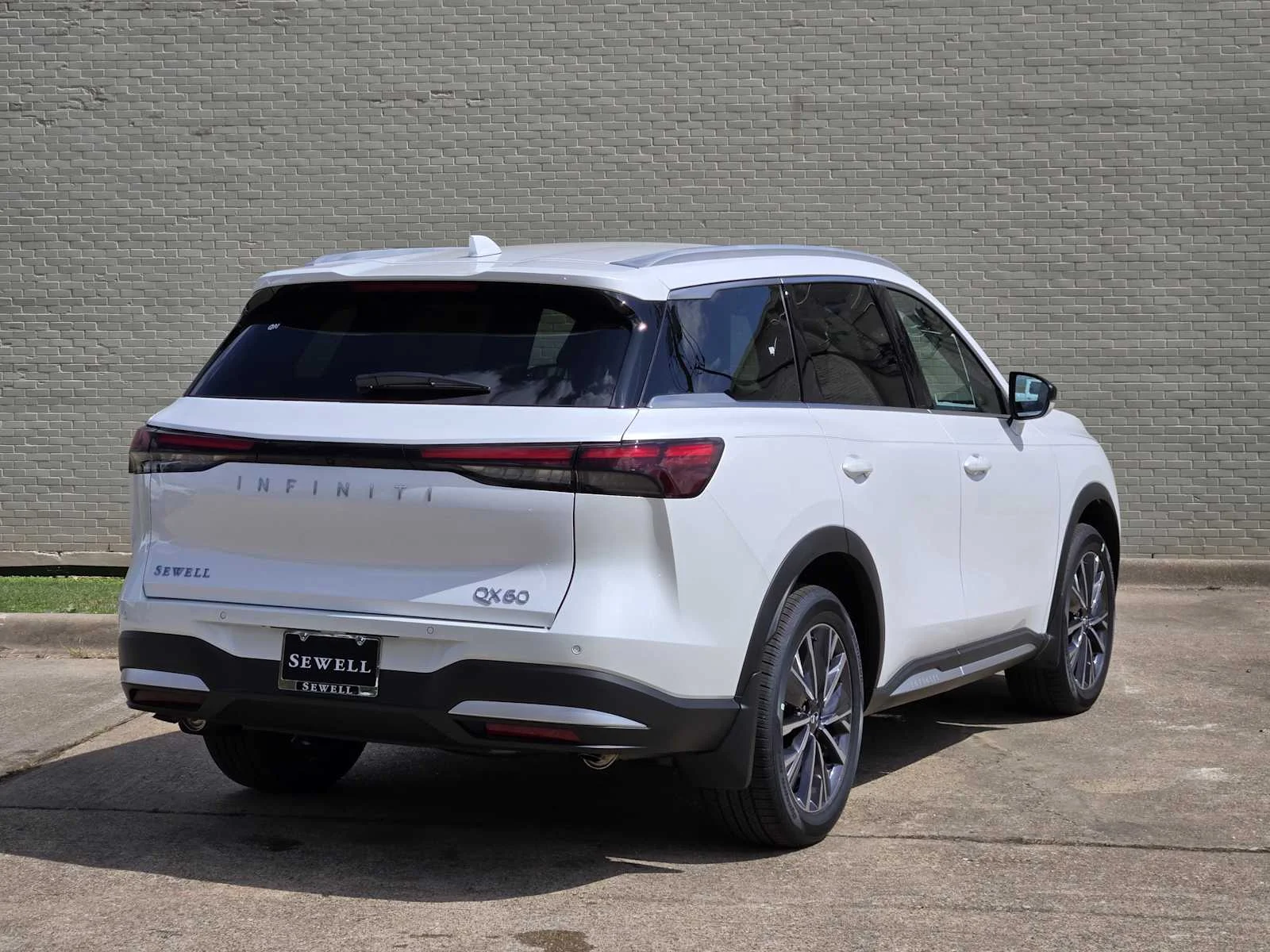 New 2026 RADIANT WHITE INFINITI Luxe FWD image 3
