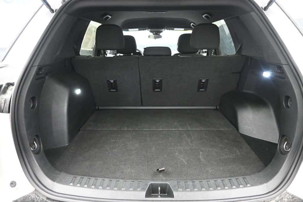 Used 2025 White Chevrolet LT image 11