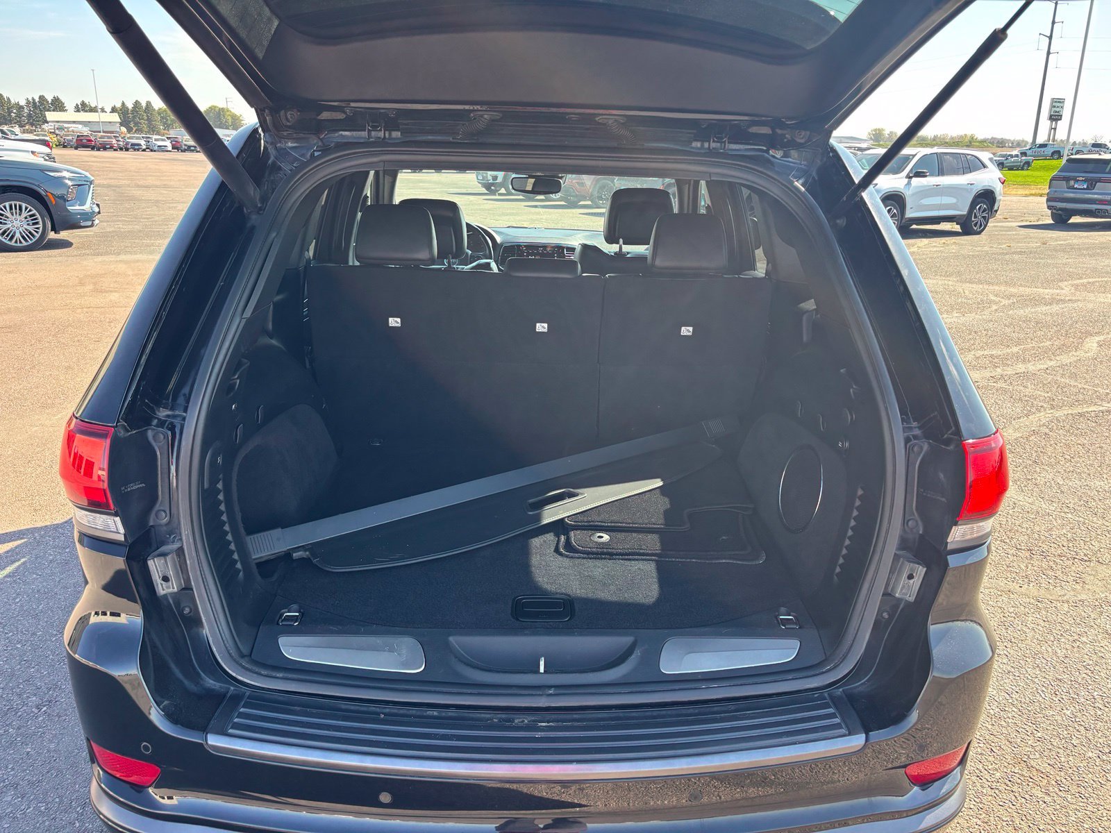 Used 2020 Diamond Black JEEP Overland image 10