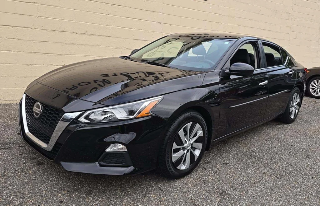 Used 2020 Black Nissan 2.5 S image 4