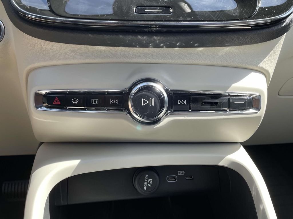 2026 Volvo XC40 Plus - Photo 21