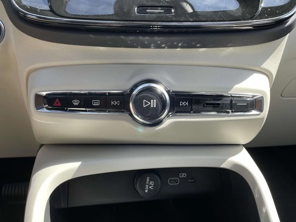 2026 Volvo XC40 Plus - Photo 21