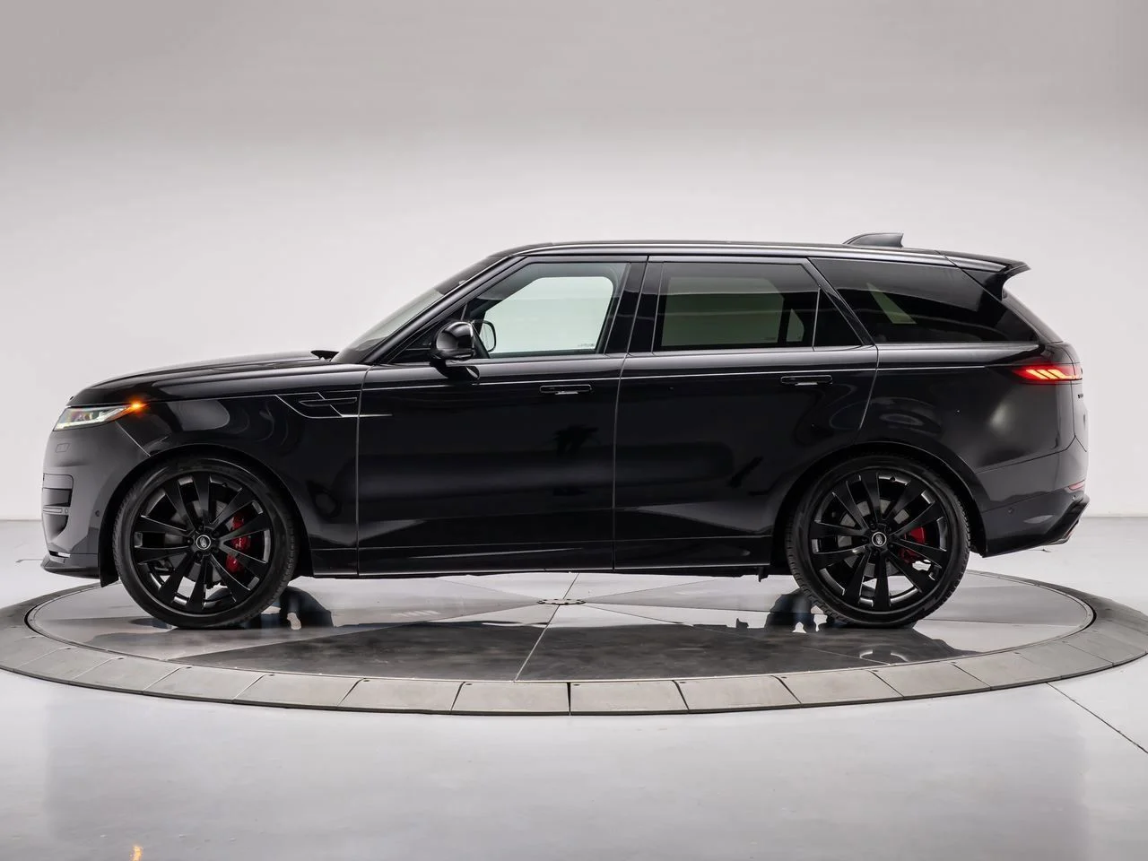 Used 2023 Black Land Rover SE Dynamic image 2