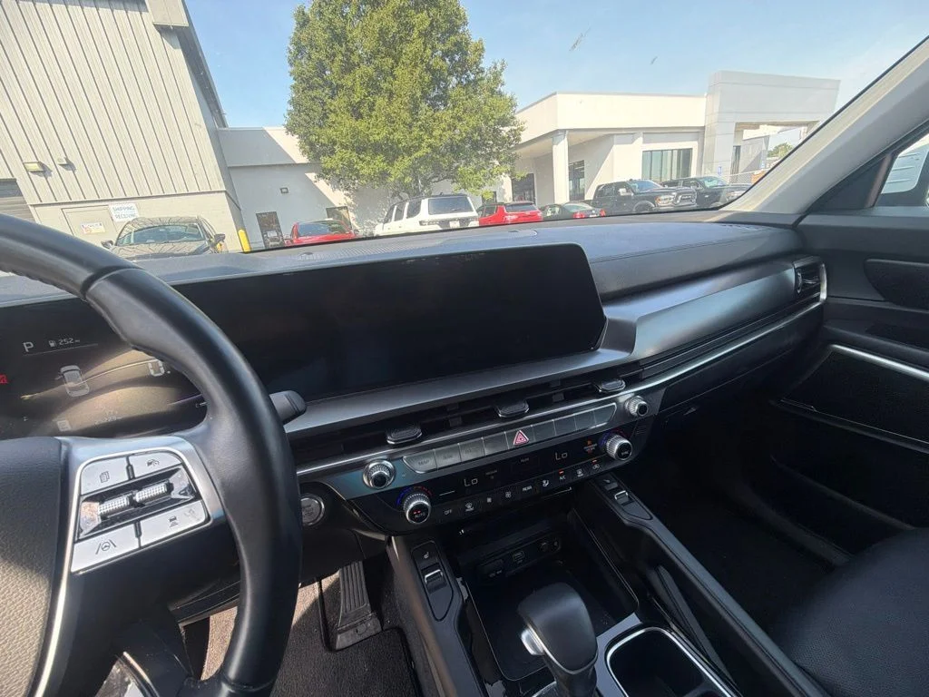 Used 2025 White Kia S image 11