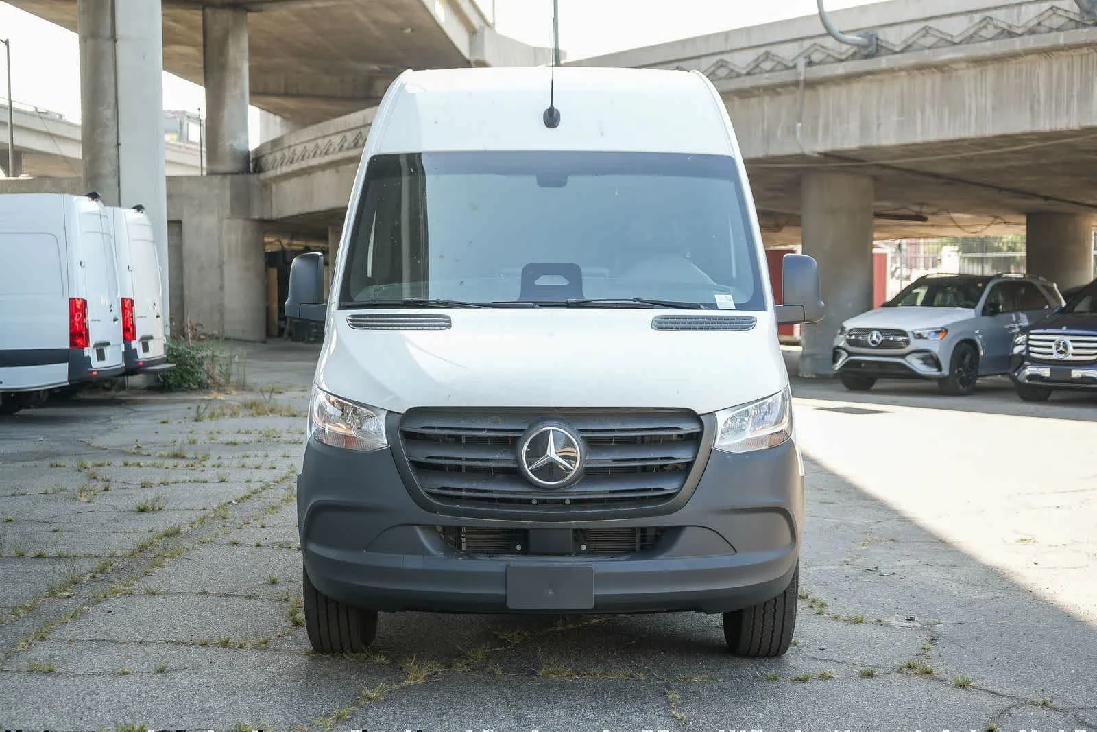 New 2025 Arctic+White Mercedes-Benz Cargo 170WB High Roof 113kW Battery RWD HO Motor image 2
