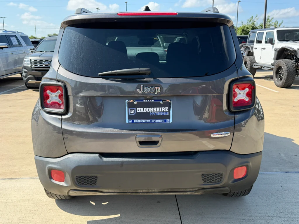 Used 2018 Granite Crystal Metallic Clearcoat Jeep Latitude image 5