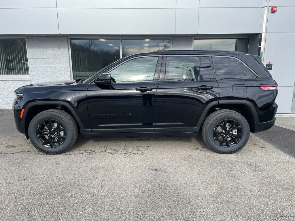 New 2026 Diamond Black Crystal Pearl-Coat Exterior Paint Jeep Altitude image 2