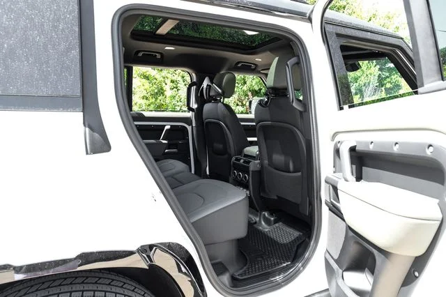 New 2026 White Land Rover X-Dynamic SE image 46
