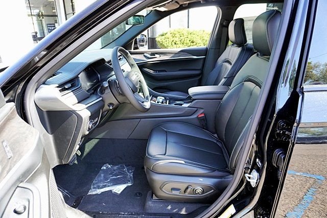 New 2026 Diamond Black Crystal Pearl-Coat Exterior Paint Jeep Limited image 18