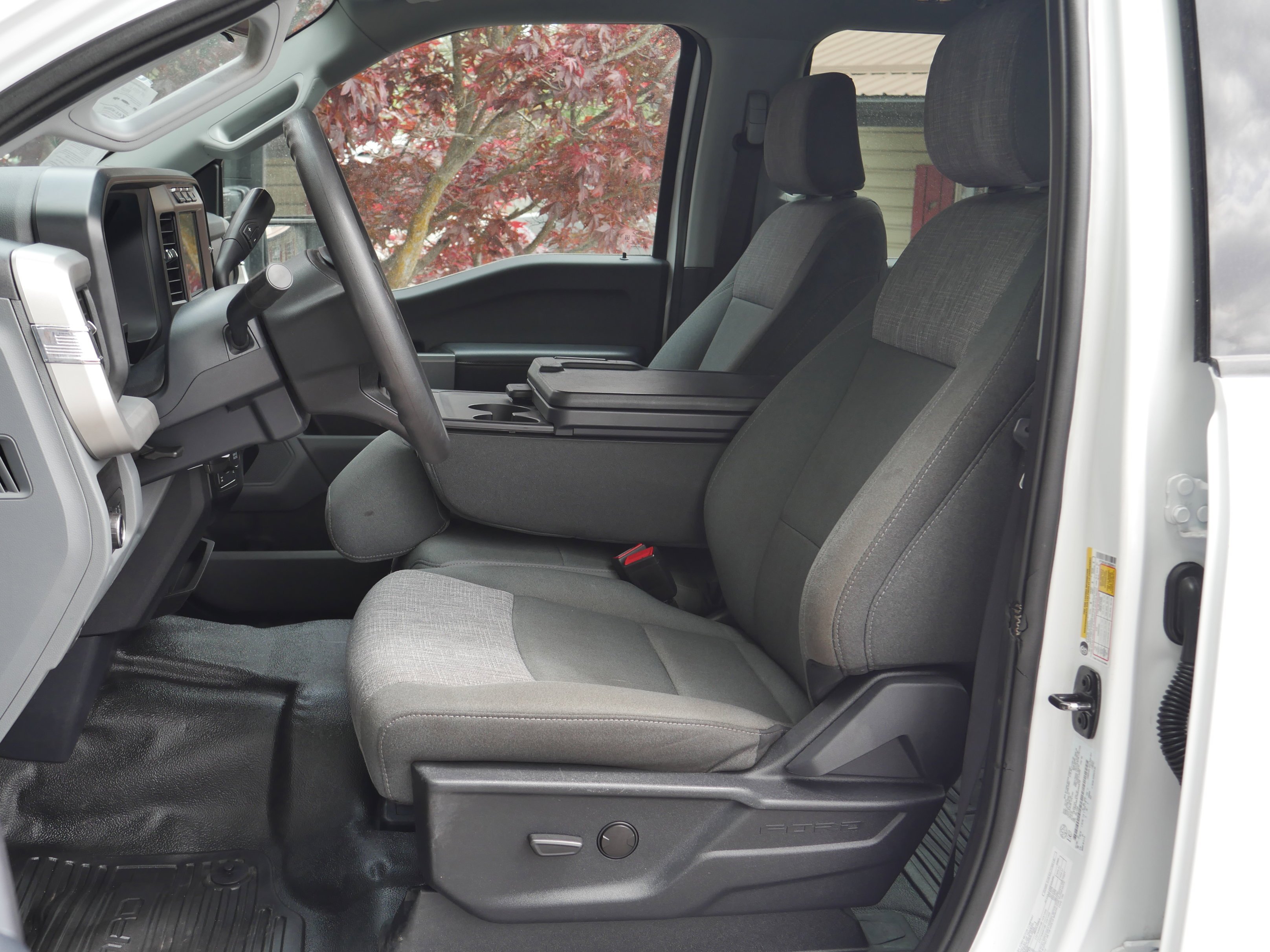 Used 2024 Oxford White Ford XLT image 3