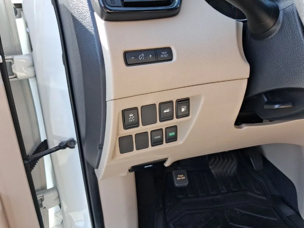 Used 2018 White Nissan SV image 25