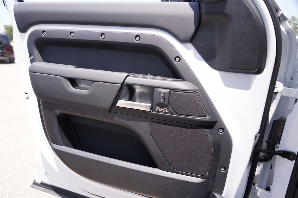 New 2026 Fuji White Land Rover X-Dynamic SE image 16