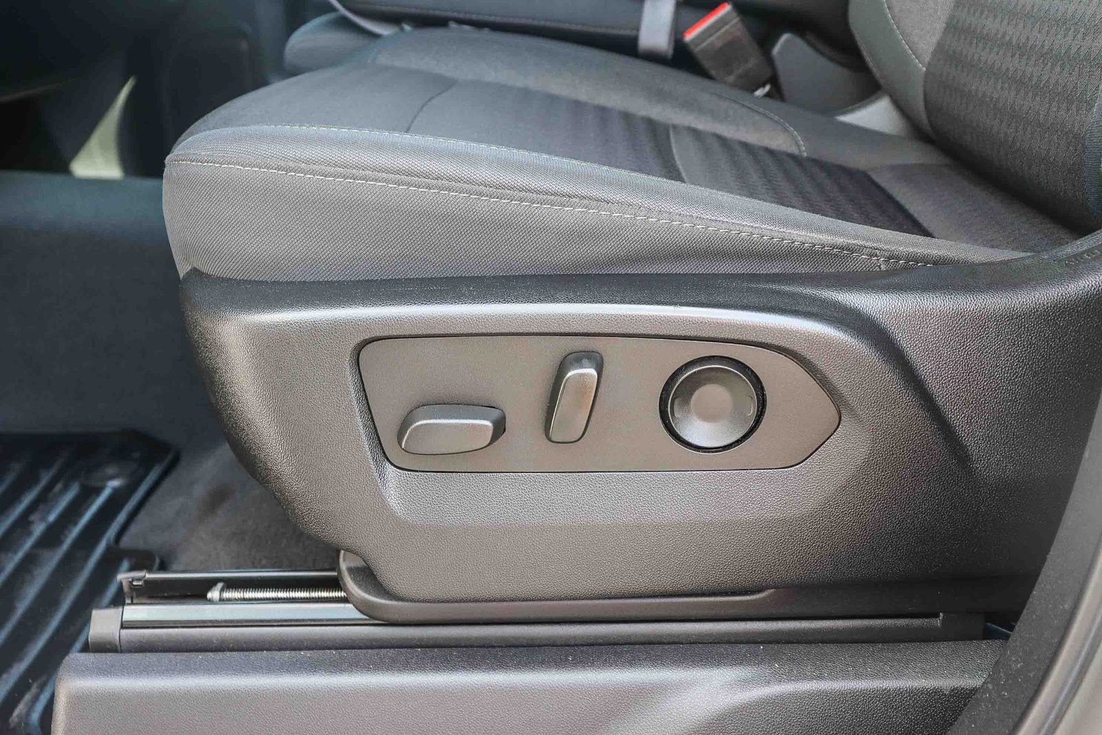 Used 2022 Summit White Chevrolet Custom image 27