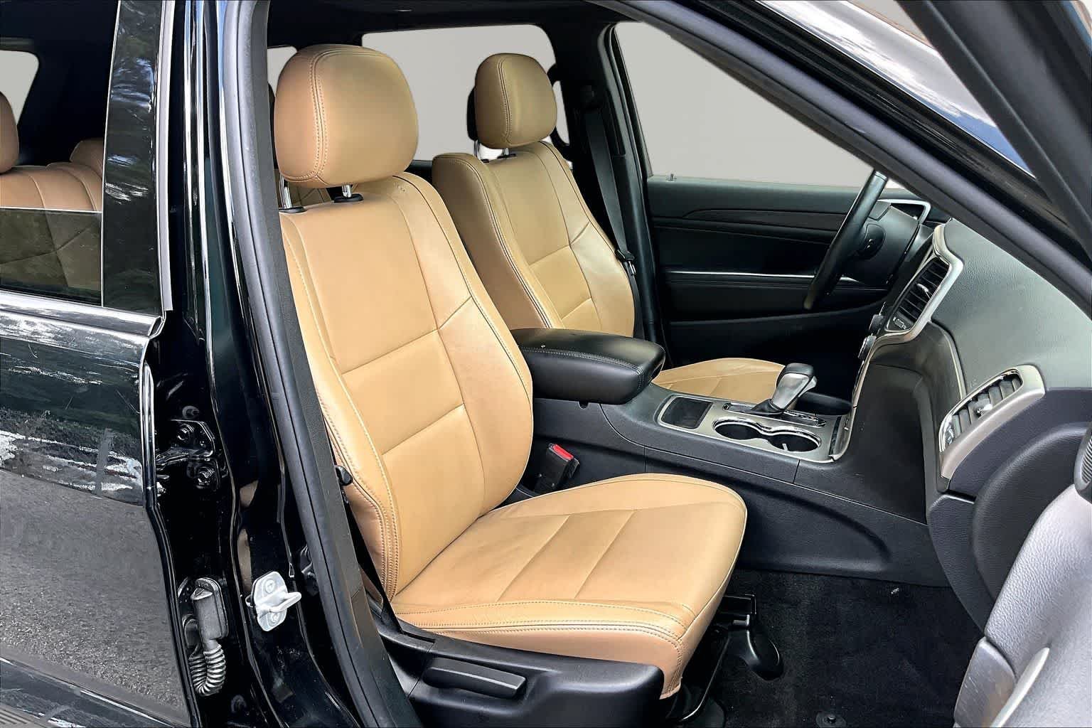 Used 2018 Diamond Black Crystal Pearlcoat Jeep Altitude image 9