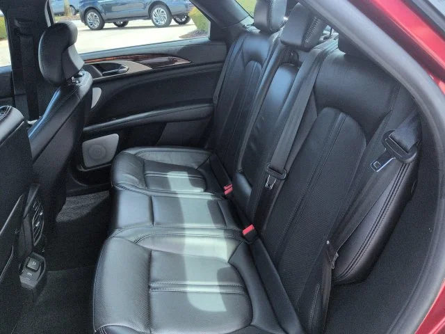 Used 2019 Red Lincoln Reserve image 13