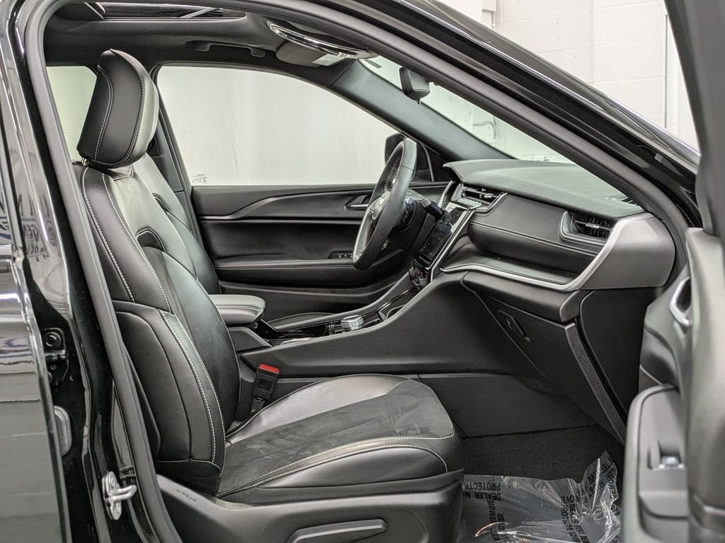 Used 2023 Black Jeep Altitude image 37