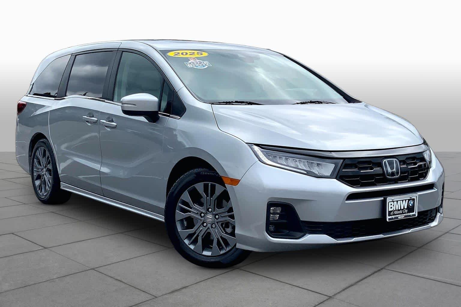 Used 2025 Solar Silver Metallic Honda Touring image 2
