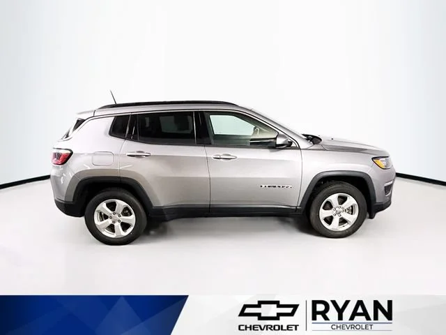 Used 2018 Silver Jeep Latitude image 8