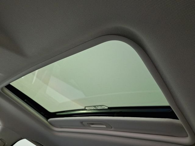Used 2022 Blue Ford SE image 17