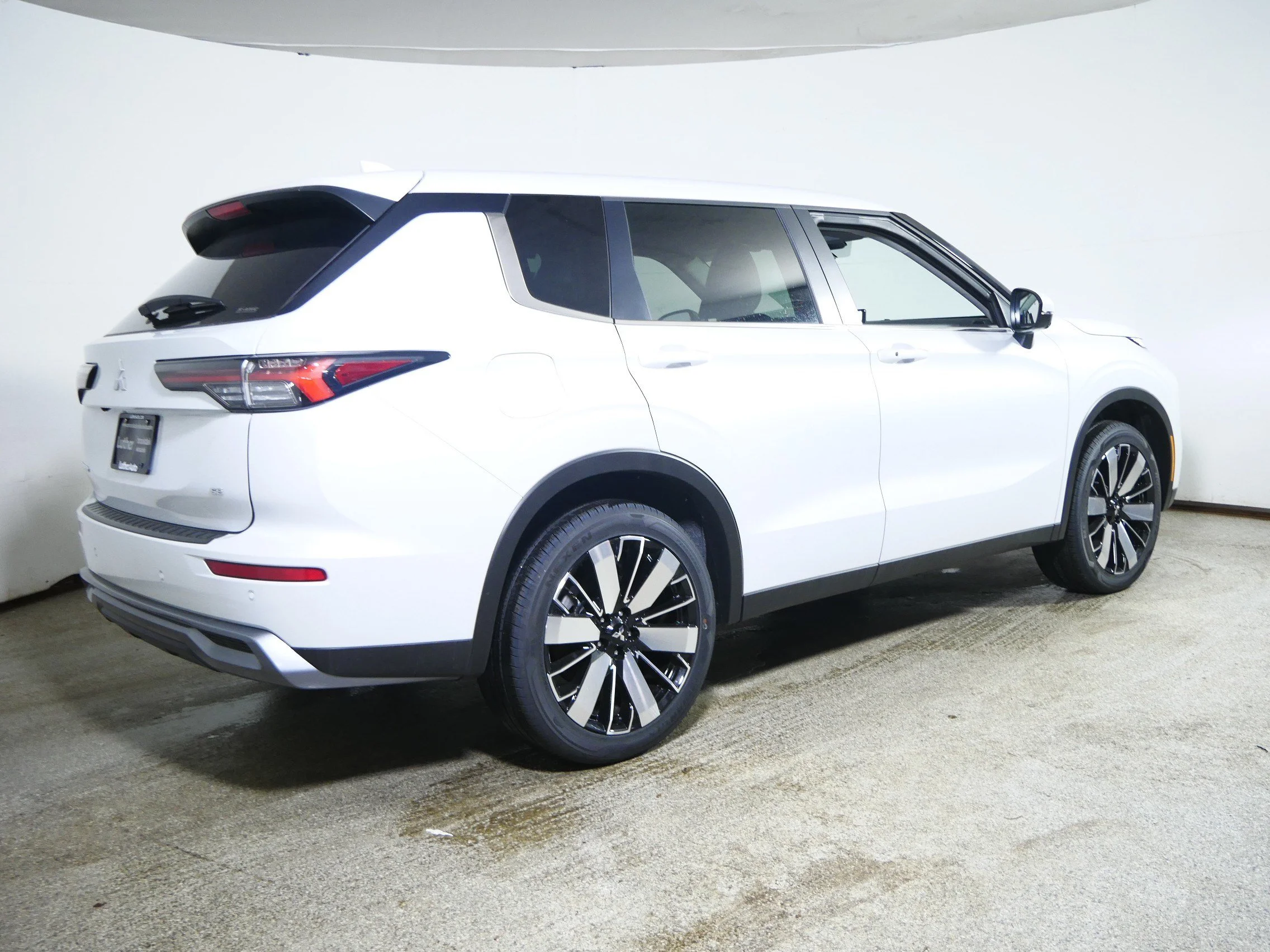 New 2026 White Diamond Mitsubishi SE 1.5T S-AWC image 2