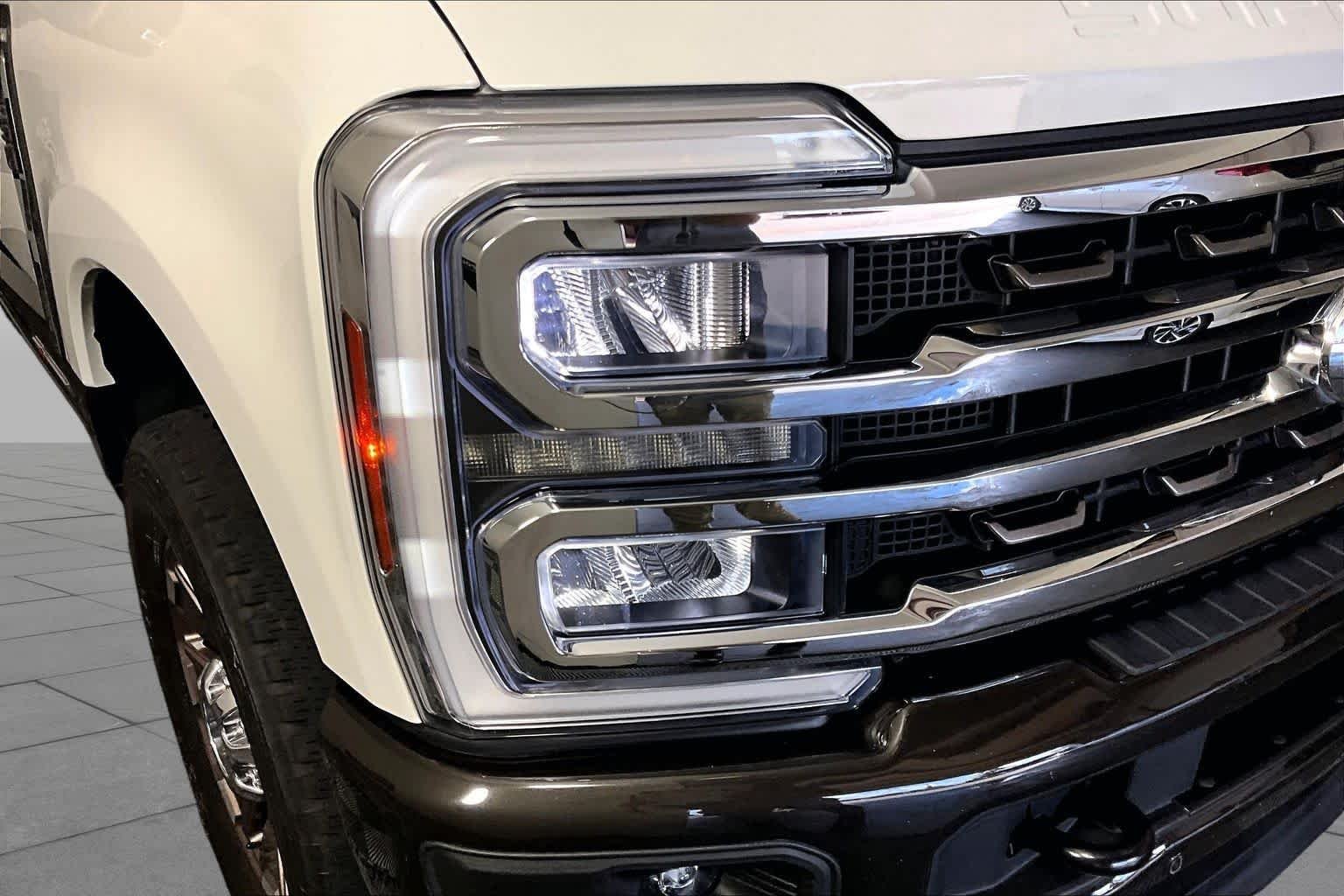 Used 2025 Star White Metallic Tri-Coat/Darkened Bronze Ford King Ranch image 26