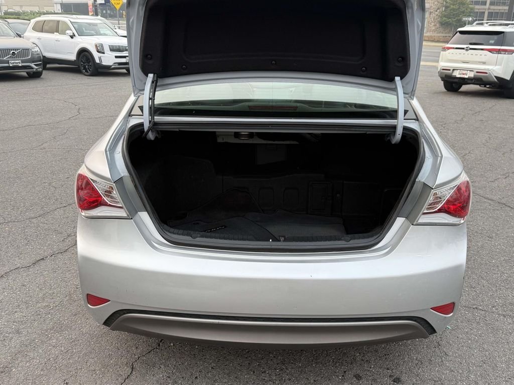 Used 2012 Silver Frost Metallic Hyundai Base image 33