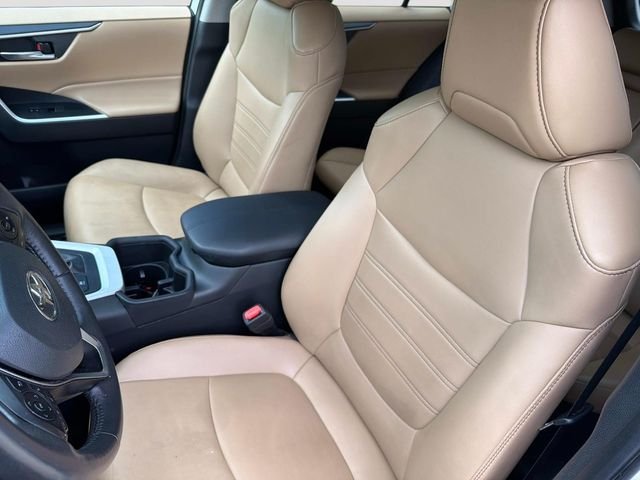 Used 2022 White Toyota XLE Premium image 21