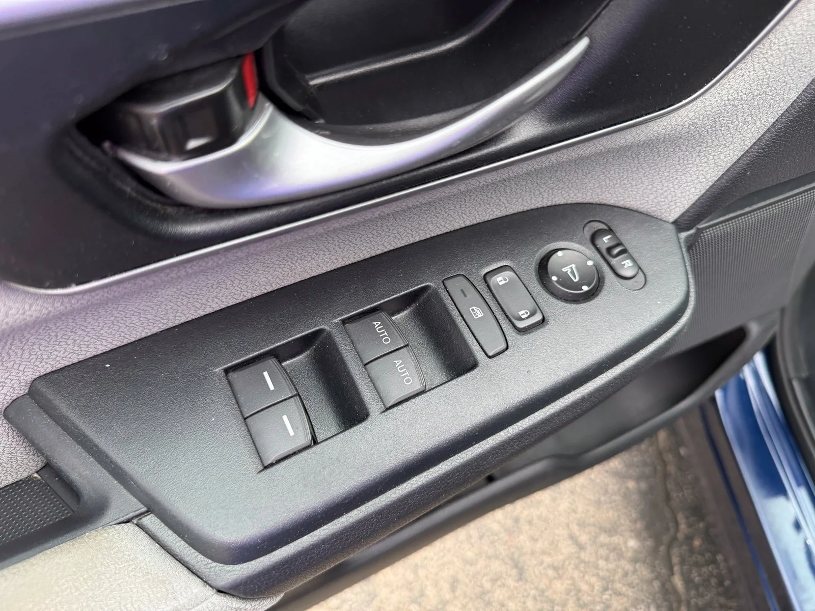 Used 2018 Blue Honda EX image 12